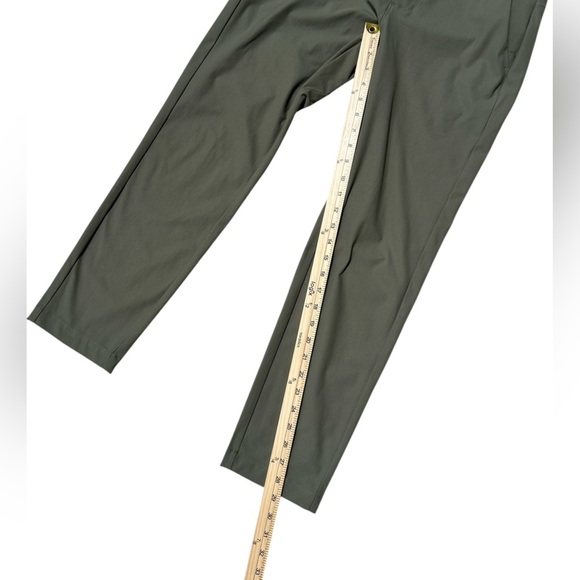 Fabletics Men’s The Don Trouser Classic Fit Utility Green Pants Size 31x30 - Picture 6 of 7